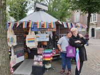 Melina Lamee en Dylano Verwer bij homo monument Amsterdam