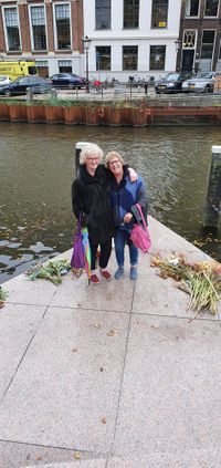 Melina en Heleen bij Homomonument Amsterdam